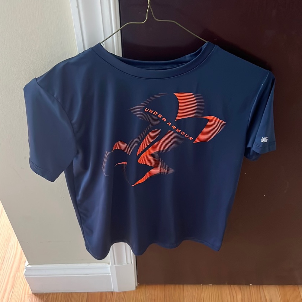 Under armour sports shirt for boys 10-12